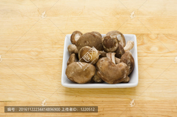 香菇在一個(gè)白色的盤子