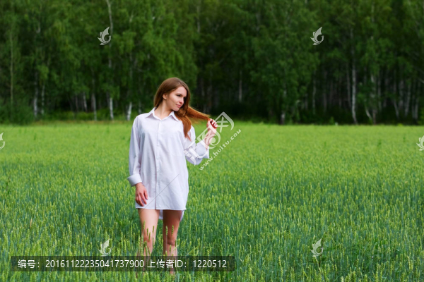 在一個領(lǐng)域的年輕女人