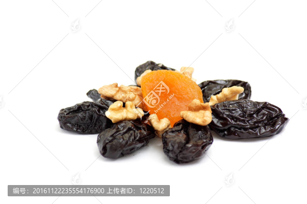 杏干；在一個白色的核桃、李子。