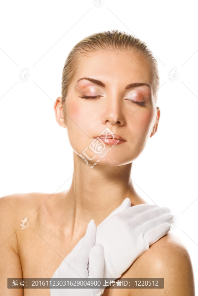 可愛的女人在保濕手套