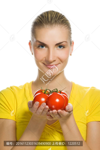 美麗的年輕女子與成熟的西紅柿