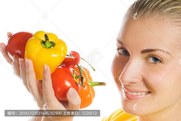 美麗的年輕女子新鮮蔬菜