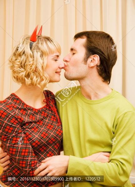 戀愛(ài)中的年輕夫婦