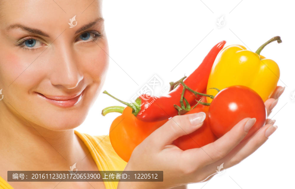 美麗的女孩與新鮮蔬菜