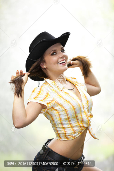 微笑著的女人帶著牛仔帽