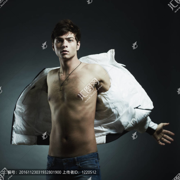 一個(gè)跳躍的年輕漂亮男人的肖像