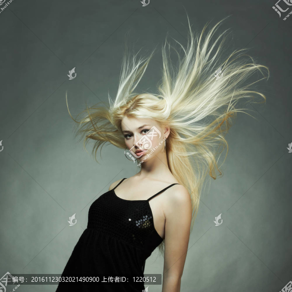 年輕金發(fā)女郎的時尚肖像