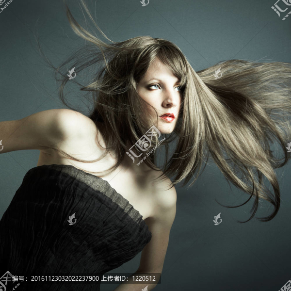 穿黑衣服的年輕漂亮女孩