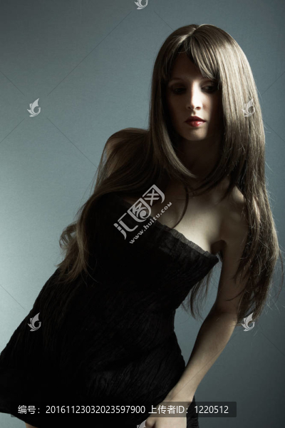 穿黑衣服的年輕漂亮女孩