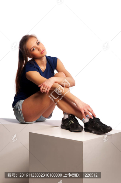 坐在木立方體上的女人