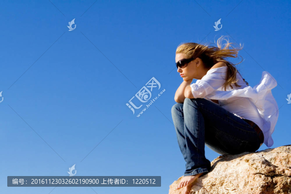 悲傷憂郁沮喪的女人輕松的戶外