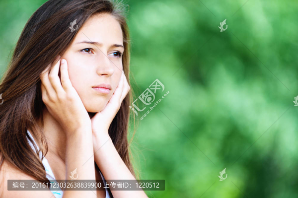 美麗的女人休息的手掌生氣了