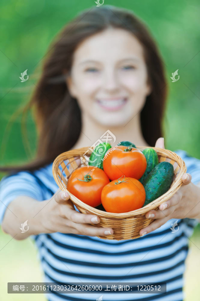 美麗的女人菜籃子