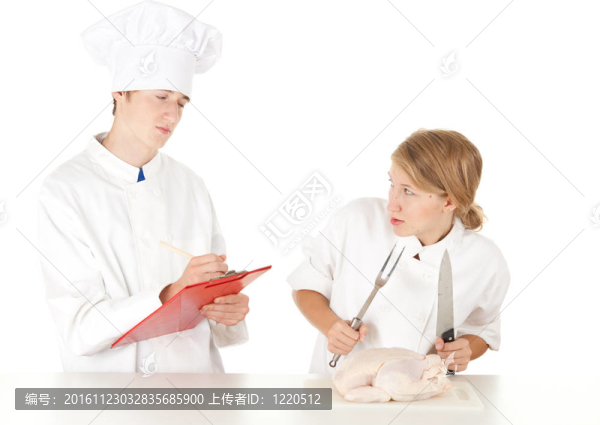 廚師團(tuán)隊(duì)在白色制服準(zhǔn)備生雞肉；系列