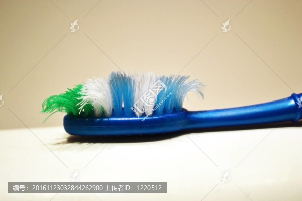 模糊背景上使用的牙刷