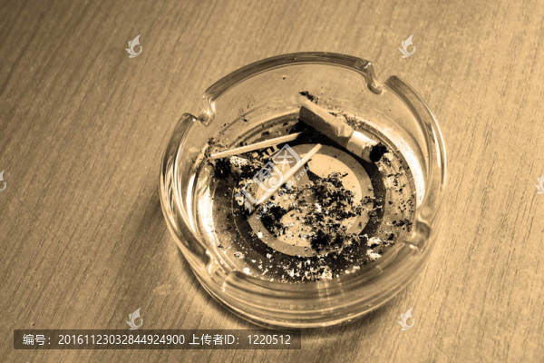 一個(gè)煙頭的煙灰缸。烏賊。