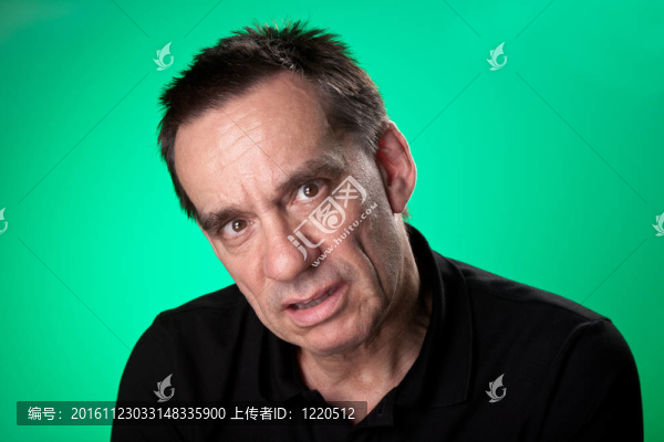男人看起來不舒服和不快樂