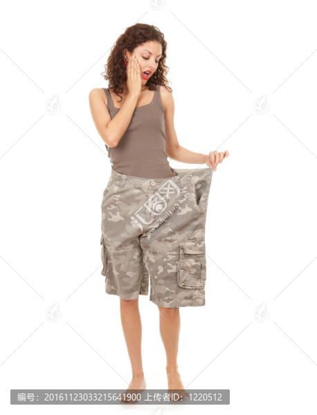 穿著迷彩褲的年輕女子；白色背景；系列