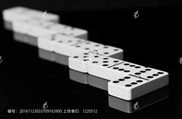 在黑色光亮的表面多米諾