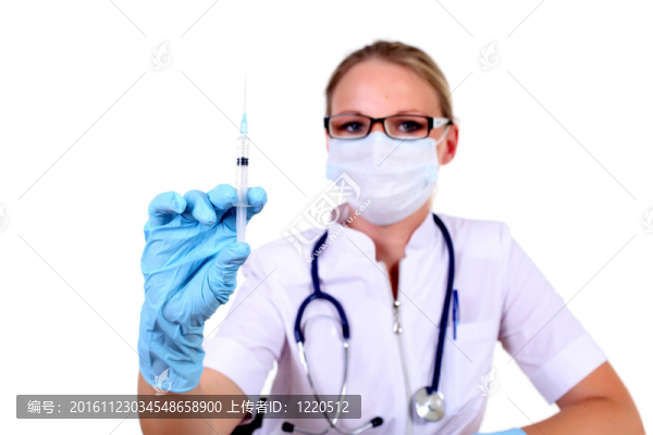 帶注射器的年輕女醫(yī)生