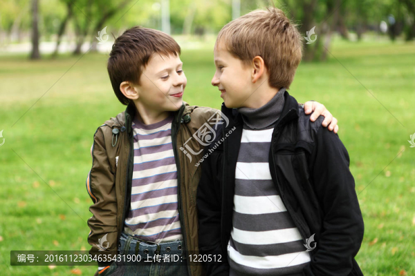 男孩和一個朋友在綠色公園