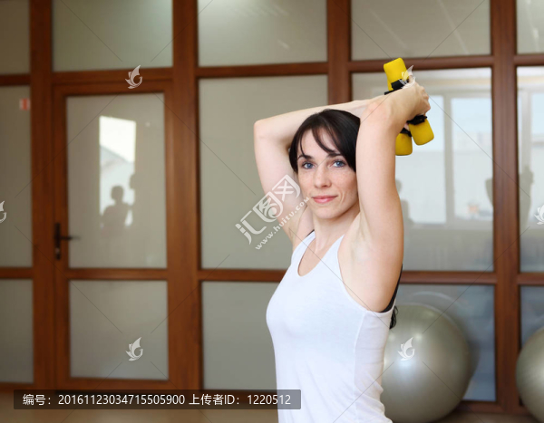 年輕女子做運(yùn)動(dòng)