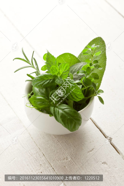 白色木制餐桌上的草藥