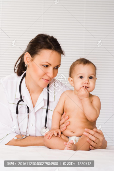 美麗的醫(yī)生和嬰兒