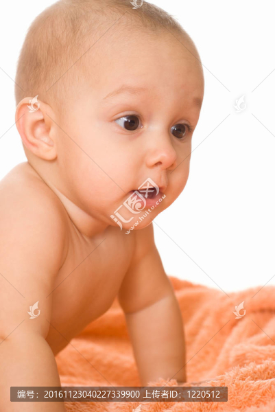 毛巾上的嬰兒