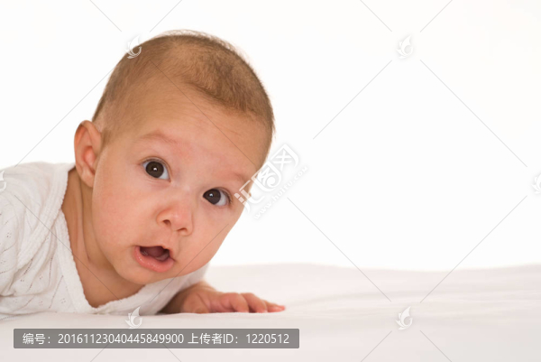 白色的嬰兒