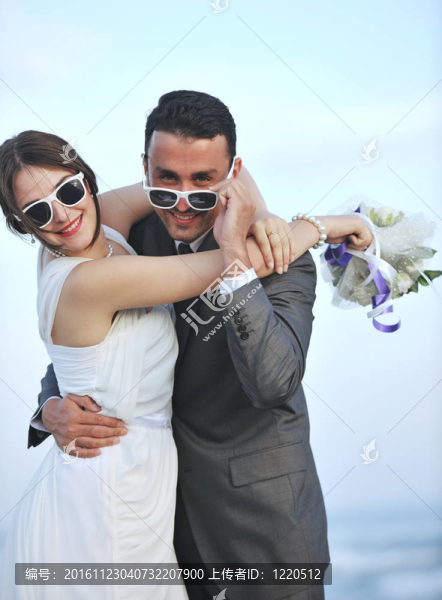 日落時(shí)的浪漫海灘婚禮