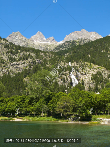 在比利牛斯山的湖