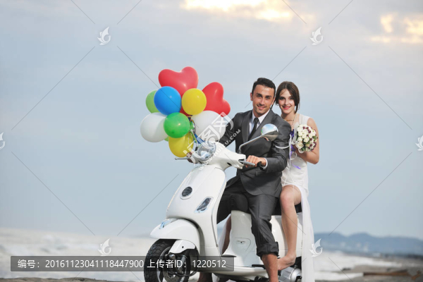 只是夫婦在海灘上騎白色滑板車