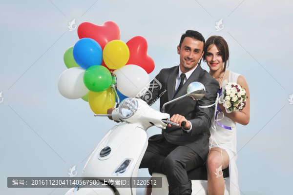 只是夫婦在海灘上騎白色滑板車