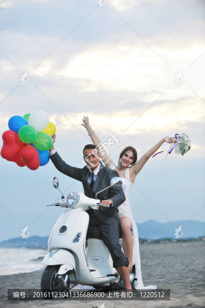 只是夫婦在海灘上騎白色滑板車
