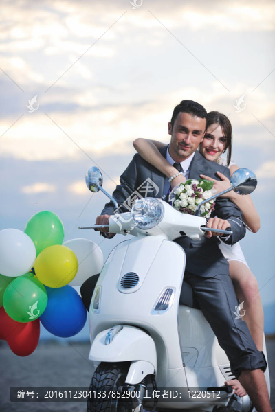 只是夫婦在海灘上騎白色滑板車