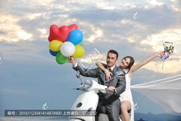 只是夫婦在海灘上騎白色滑板車