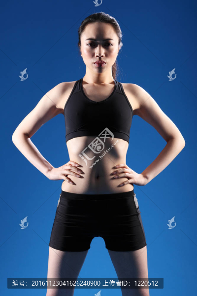 年輕漂亮的中國女孩穿著健身服