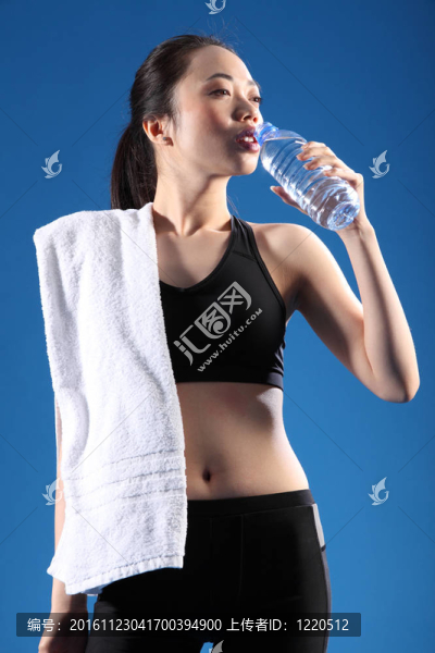 中國(guó)亞裔女孩運(yùn)動(dòng)后飲用水