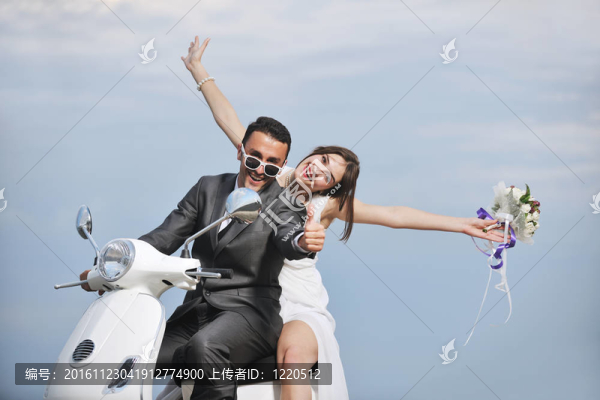 只是夫婦在海灘上騎白色滑板車