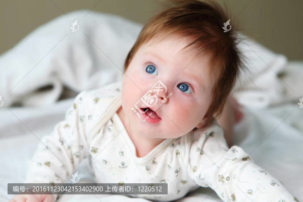 美麗的紅發(fā)嬰兒
