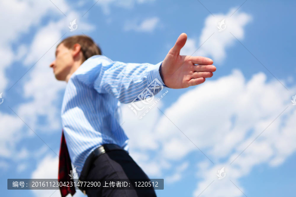 穿著藍(lán)色襯衫和紅色領(lǐng)帶的年輕商人