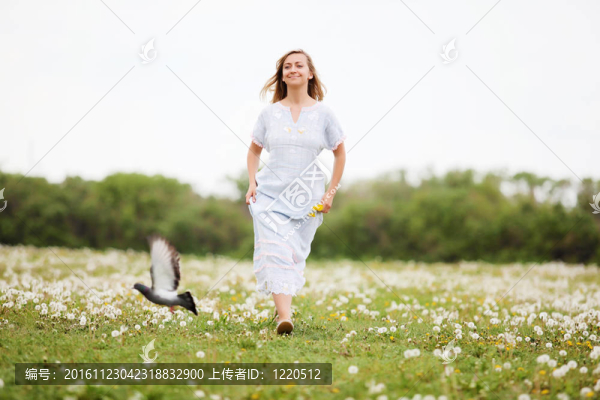 公園里的金發(fā)女郎
