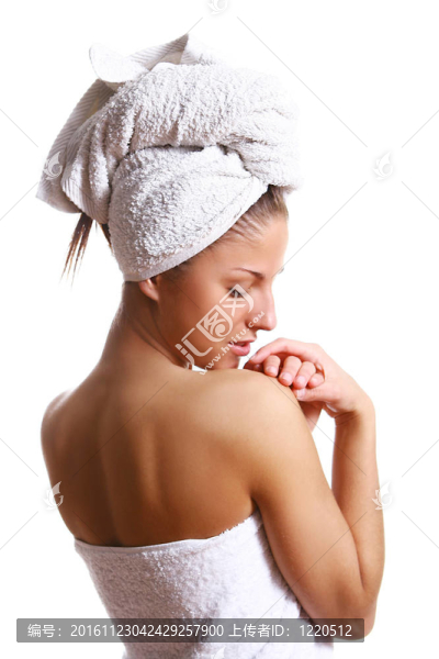 美麗的女孩在毛巾