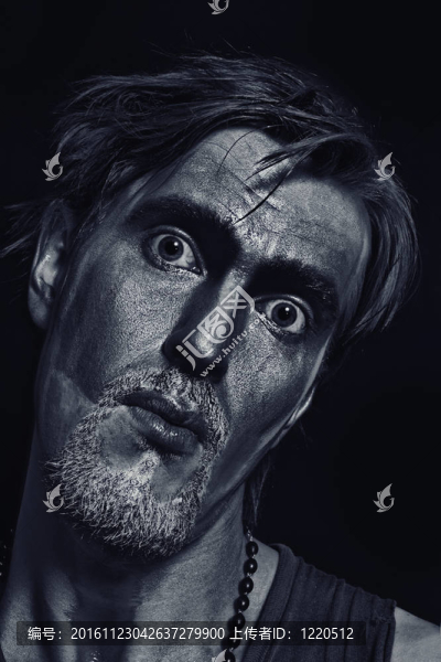 年輕漂亮的男人與一個銀色的化裝