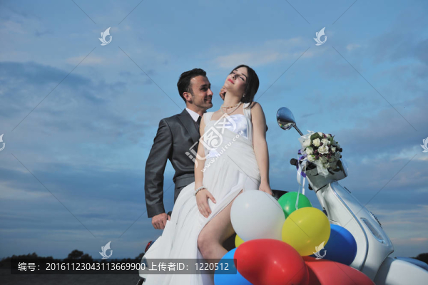 只是夫婦在海灘上騎白色滑板車