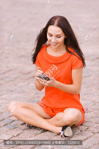 年輕漂亮的女人與PDA