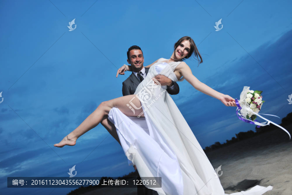 日落時的浪漫海灘婚禮