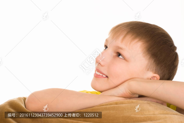 小男孩微笑