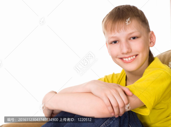 小男孩微笑